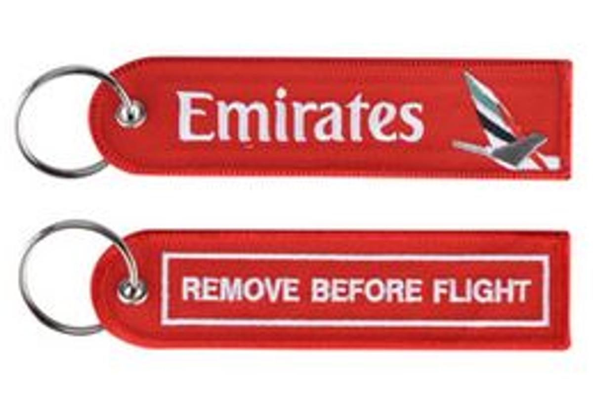 Emirates Remove Before Flight kulcstartó